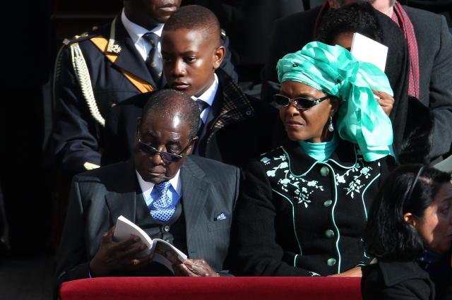 Pokušaj mirne predaje: Mugabea nagovaraju da ode, on neće