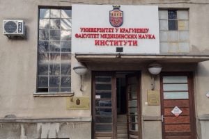 Pokušaj provale u Institut Fakulteta medicinskih nauka u krugu Kliničkog centra Kragujevac