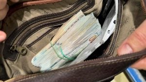 Pokušao da prokrijumčari 80.000 evra među odećom