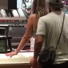 Pokušavali su da imaju seks na kasi, dok su ih radnici usluživali (VIDEO)
