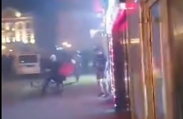 Policajac ruši mladića sa bicikla, a potom ga muškarac u civilu šutira