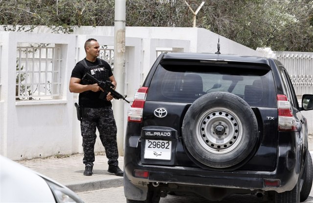 Policajac ubijen ispred ambasade: Jake snage je hitno opkolile
