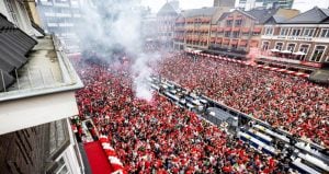 Policajac uboden nožem, desetine povređenih: Navijači proslavili titulu PSV na ulicama Ajndhovena (VIDEO)