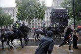 Policajaca oborili sa konja, protesti se otrgli kontroli VIDEO/FOTO