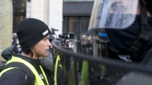 Policajcima na protestima Žutih prsluka nagrada od 300 evra