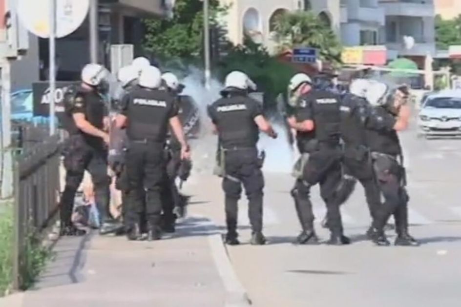 Policija Crne Gore šutira muškarca dok leži na zemlji