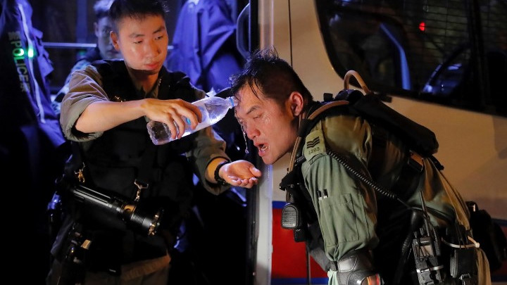 Policija Hongkonga opet bacala suzavac na protestima kojima se ne nazire kraj (FOTO)