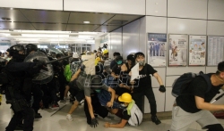 Policija Hongkonga silom ispraznila železničku stanicu posle protesta