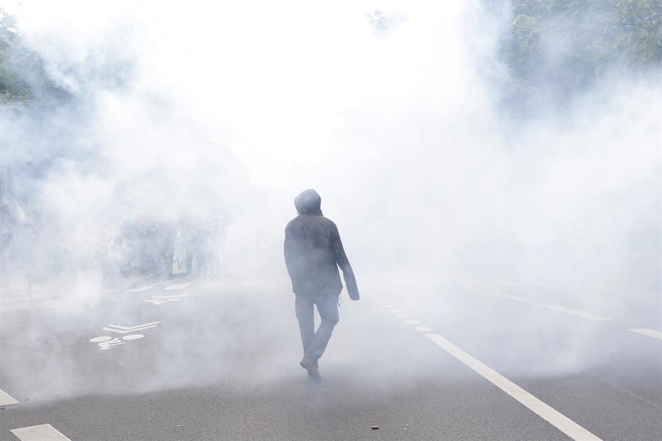 JEZIVO: Policijski kombi gazi demonstrante (VIDEO)