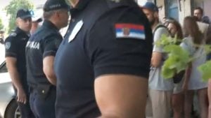 Policija gurala ekipu N1 na Dorćolu: Probali da privedu devojku, građani je zaštitili