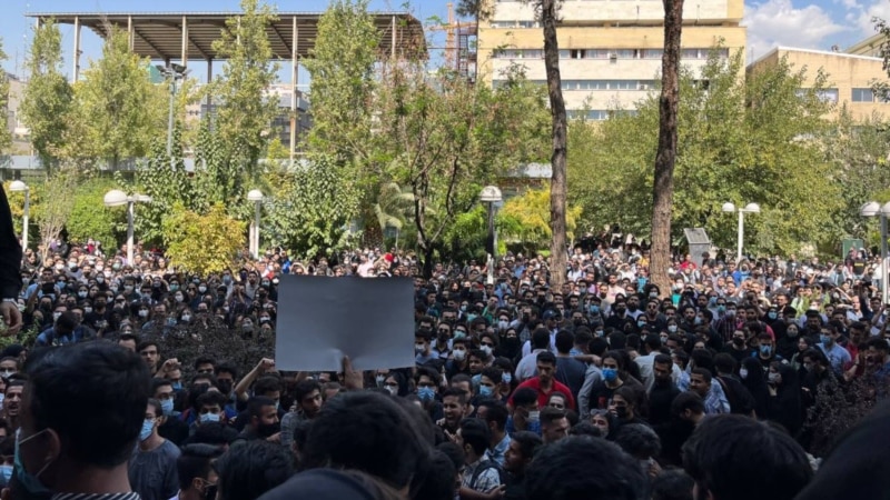 Policija koristila suzavac i vodene topove na protestima zbog smrti 22-godišnje Iranke