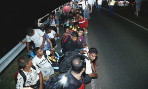 Policija na nogama! Iznenada otvoren granični prelaz, migranti navaljivali ceo dan da uđu! (VIDEO)