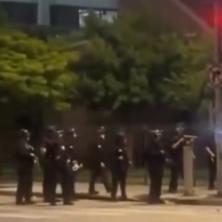 Policija pogodila ženu gumenim metkom: Ovo je snimak koji kruži društvenim mrežama, pre toga pogođena i novinarka (VIDEO)