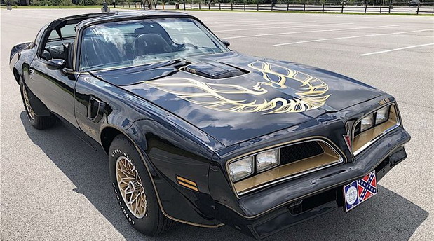 Policija prevarantu zaplenila više od 100 automobila koji idu na aukciju, među njima i Trans Am Burta Reynoldsa