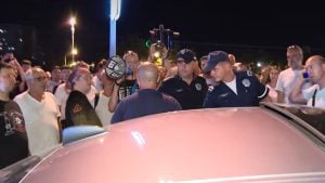 Policija privela čoveka koji je pokušao da probije blokadu kod novobegoradskih blokova (VIDEO)