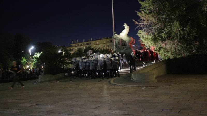 Policija rasteruje demonstrante na protestu u Beogradu