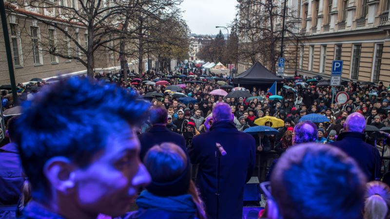 Policija sprečila marš ekstremista Pragom na godišnjicu Plišane revolucije  