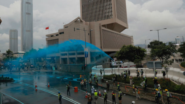 Policija suzavcem i vodenim topovima na demonstrante u Hongkongu