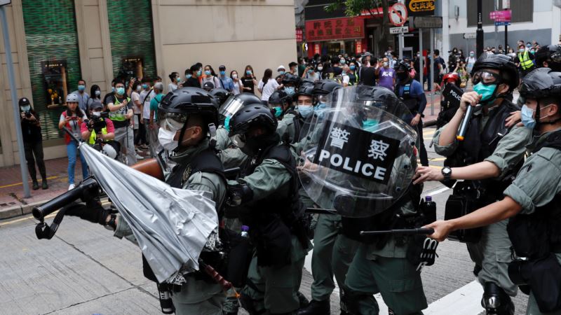 Hong Kong: Suzavac i vodeni top na demonstrante