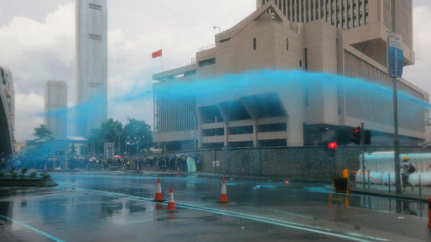 Policija u Hongkongu koristila vodene topove sa drečavo plavom vodom, postoji objašnjenje
