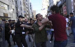 
					Policija u Istanbulu koristila gumene metke da rastera gej paradu 
					
									