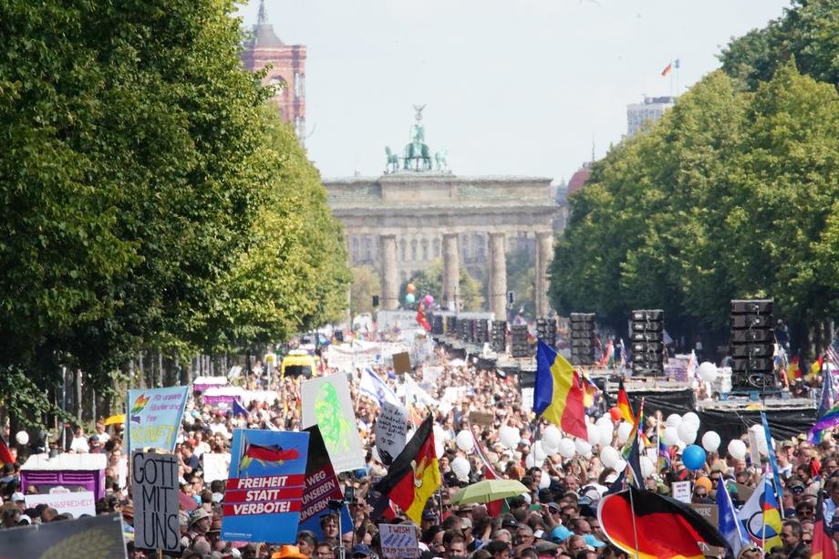 Policija u Nemačkoj rasturila protest 18.000 demonstranata protiv antiepidemijskih mera