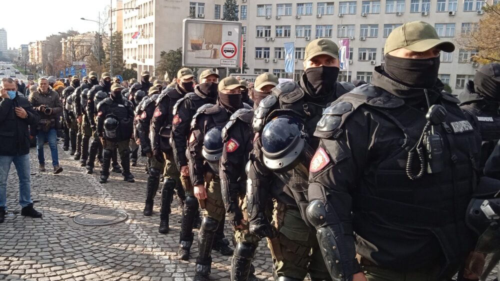 Policija u Novom Sadu povređivala goloruke demonstrante