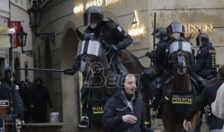 Policija u Pragu vodenim topom i suzavcem rasterala stotine huligana