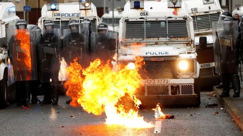 Policija u Severnoj Irskoj rasterivala demonstrante vodenim topovima