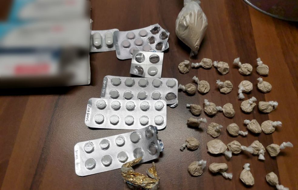 Policija u stanu u Kaluđerici našla 30 paketića heriona
