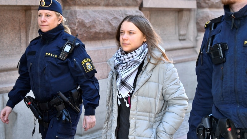 Policija uklonila Gretu Tunberg i klimatske aktiviste koji su blokirali ulaz u švedski parlament