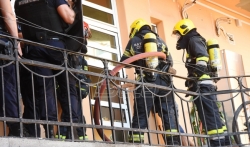 Policija upala u stan u Novom Sadu i izvela ženu koja je pretila da će se zapaliti benzinom
