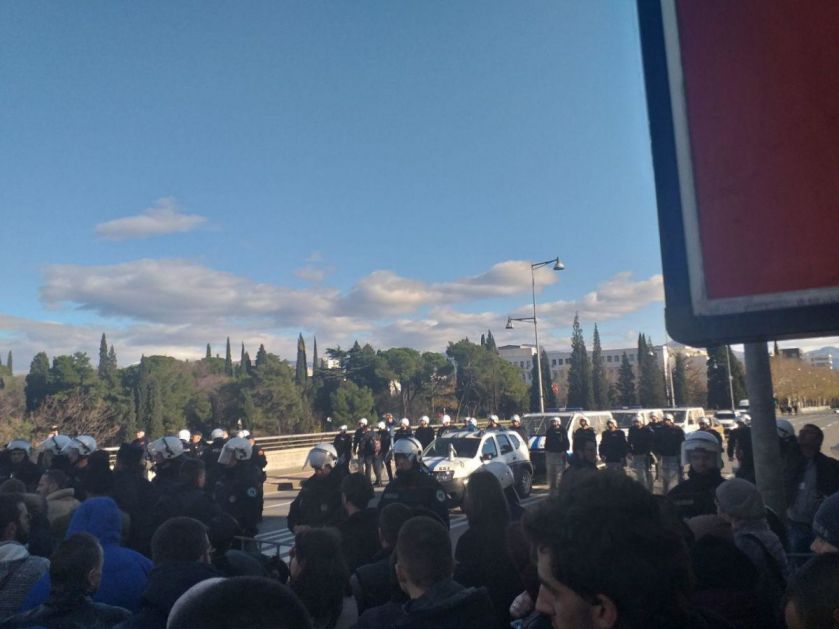 Policija zaustavila vladike, sveštenstvo i narod na mostu Blaža Jovanovića