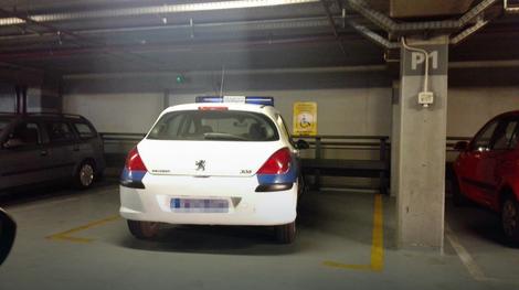 Policijsko vozilo na ovom parking mestu RAZLJUTILO BEOGRAĐANE