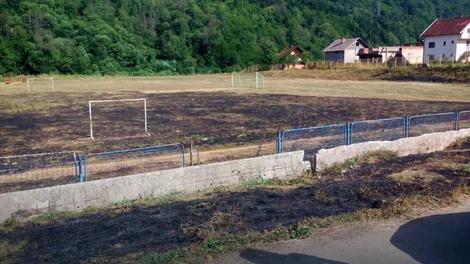 Političke igre i pritisci POTPALILI VATRU: Izgoreo travnjak lokalnog stadiona u Trnovu