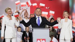 Poljaci u nedelju tesno izabrali za predsednika ponovo Andžeja Dudu