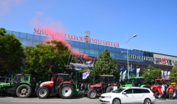 Poljoprivrednici odblokirali ulicu kod Novosadskog sajma