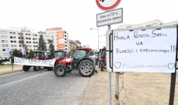 Poljoprivrednici šesti dan blokirali bulevar u centru Novog Sada