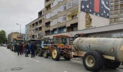 Poljoprivrednici traktorima blokirali centar Kragujevca, najavili dolazak na protest u Beogradu