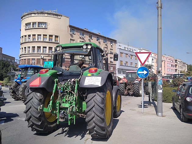 Poljoprivrednici traktorima ponovo blokirali centar
