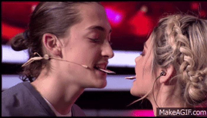 Poljubac za voditeljku! (FOTO, VIDEO)