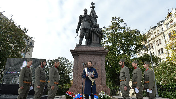 Položeni venci na spomenik caru Nikolaju Drugom