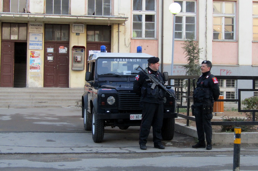 Polupali kola, pretili kamenicama i palicama: Privedeno pet Albanaca u Kosovskoj Mitrovici