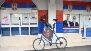 Polupana stakla na sedištu SNS-a u Novom Sadu, građani blokirali devet raskrsnica u gradu