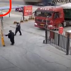 Pomahnitale gume s kamiona POKOSILE čoveka! Jedva je izvukao živu glavu (VIDEO)