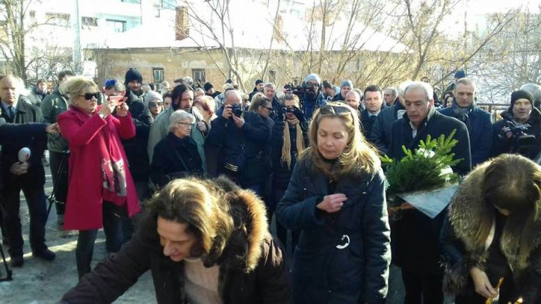 Pomen Oliveru Ivanoviću na mestu ubistva u Kosovskoj Mitrovici