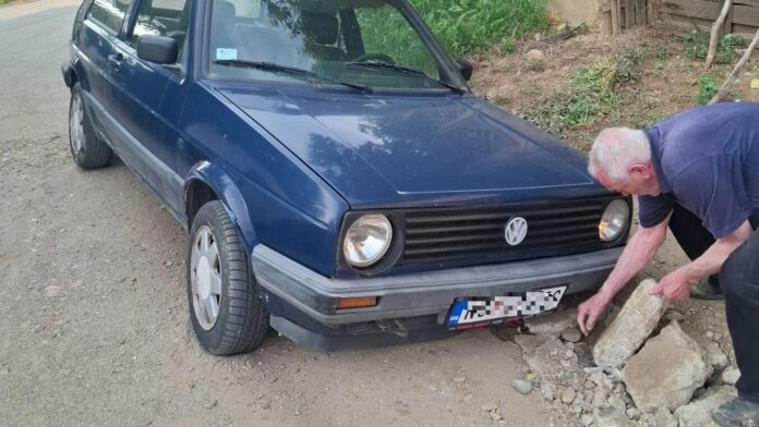 Pomerali kapije, dobijali obećanja, sada vade vozila iz rupa – stanari ulice u Pasi Poljani čekaju asfalt 16 godina