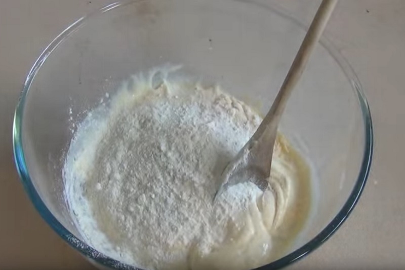 Pomešao je brašno i sladoled, a kada vidite šta je izašlo iz rerne – pravićete to stalno (VIDEO)