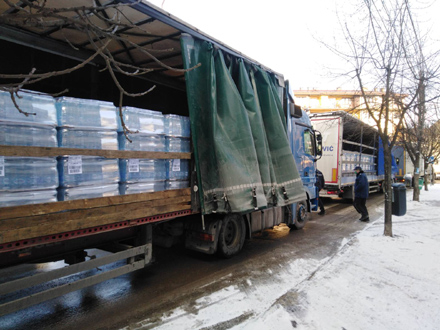 Pomoć: 25 šlepera flaširane vode za žitelje poplavljenih područja juga Srbije