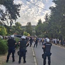 Ponovljeno glasanje u Kosjeriću: Žandarmerija ispred biračkog mesta, blokaderi provociraju, izlaznost do 18 časova skoro 76 odsto